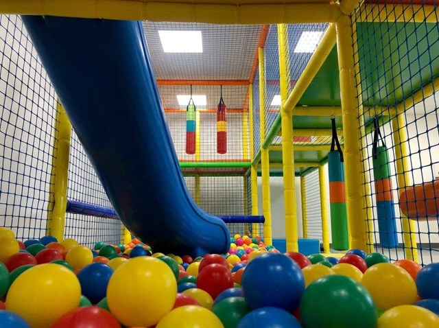 Así disfrutan las familias los cumpleaños infantiles en parque de bolas cerca de Narón - Imagen 1