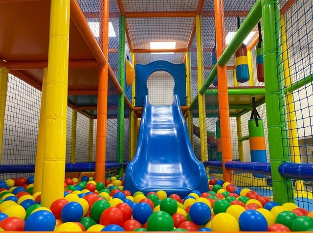 Así es la fiesta perfecta: cumpleaños infantiles en parque de bolas para familias en Valdoviño - Imagen 1
