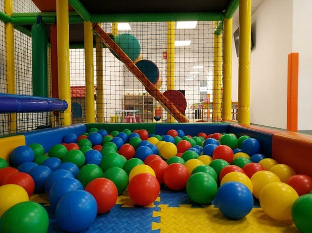 Celebra un cumpleaños infantil en parque de bolas en Ferrol - Imagen 1