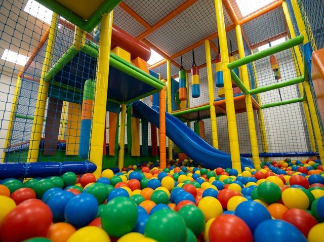 Cumpleaños con parque de bolas para niños de Fene - Imagen 1