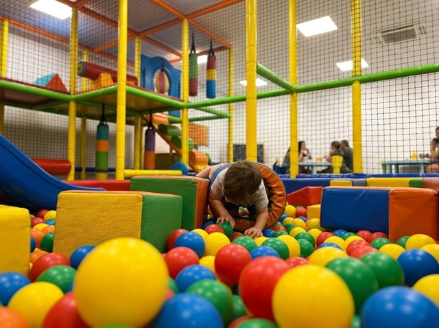 Cumpleaños infantiles en parque de bolas para familias de Neda - Imagen 1