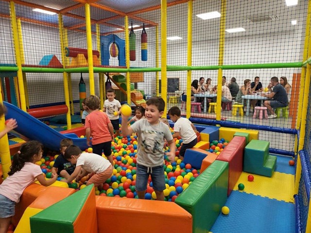 Cumpleaños infantiles en parque de bolas para familias de Neda