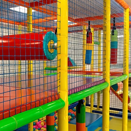 Zona de juegos interior de Spui Park, parque infantil en Ares