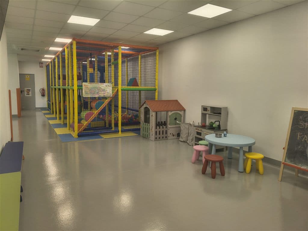 Pasillo con casita y zona de juego infantil en Spui Park