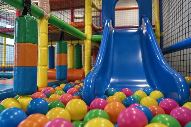La fiesta que buscas: cumpleaños infantiles en parque de bolas cerca de Pontedeume - Imagen 1